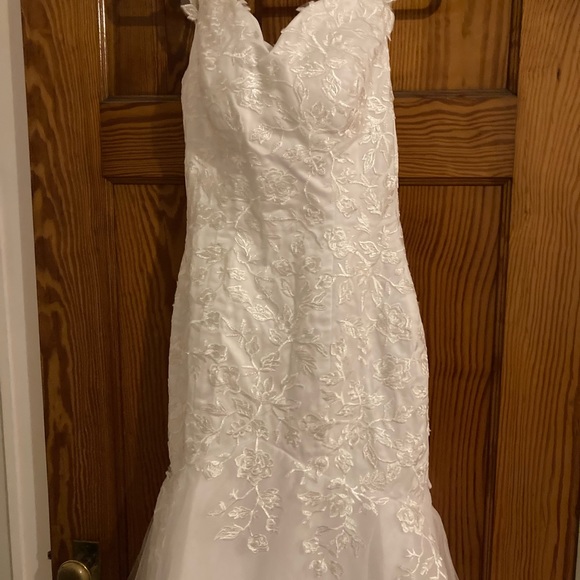 ✨NEVER WORN✨ Off Shoulder, White Lace Wedding Dress - Picture 4 of 13